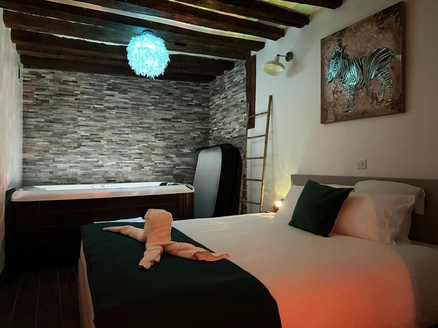 Et Jacuzzi Privatif, Coeur De Chartres. Chartres